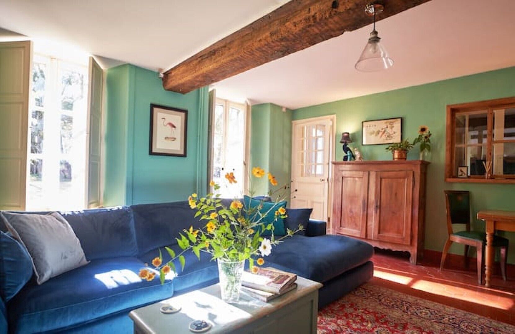 Smart TV, caminetto, Netflix, lettore DVD