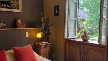 4 bedrooms, desk, iron/ironing board, travel crib