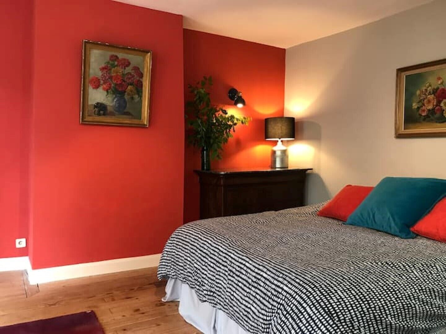 4 chambres, bureau, fer et planche à repasser, lit parapluie