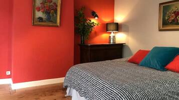 4 chambres, bureau, fer et planche Ă repasser, lit parapluie