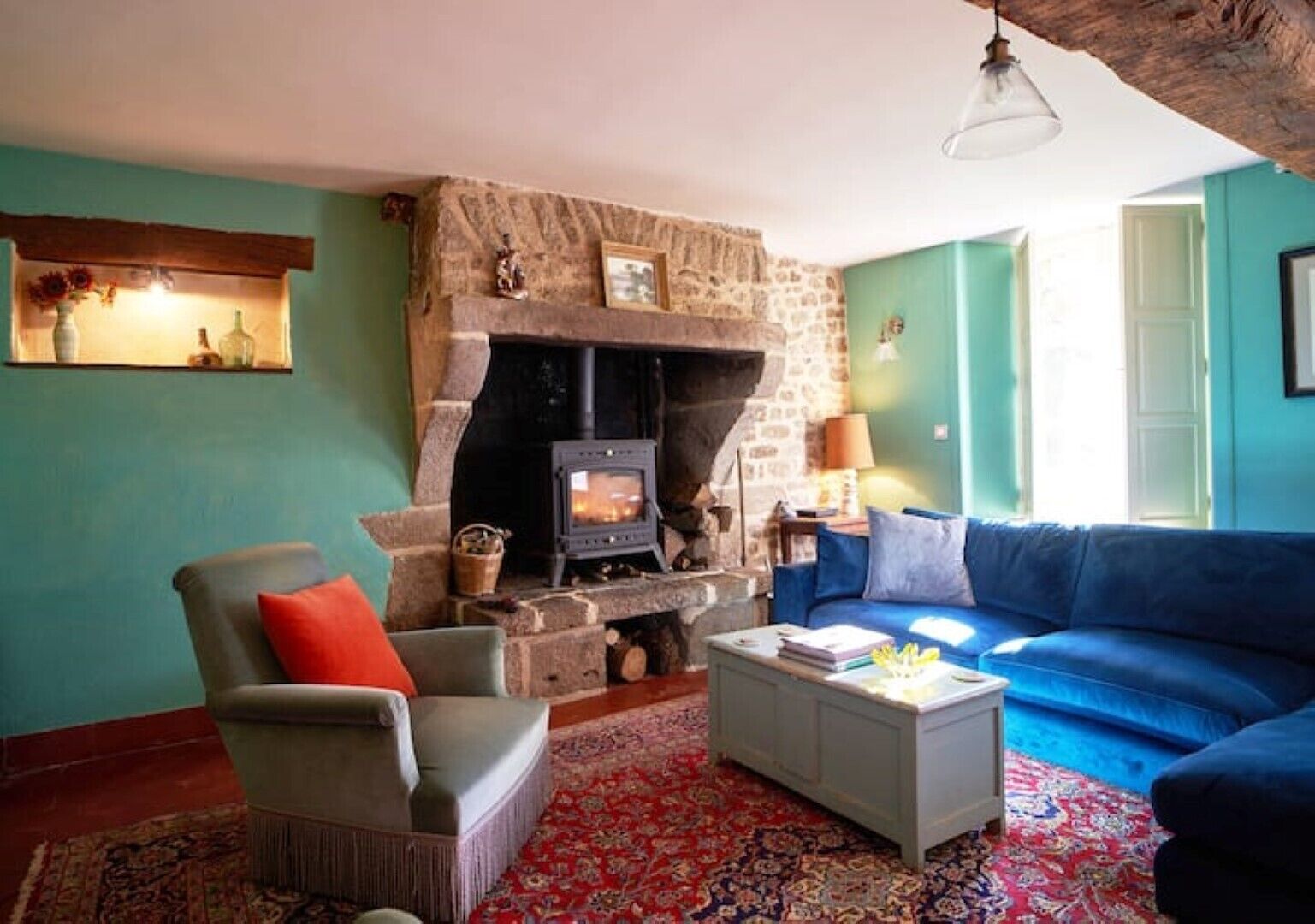 Smart TV, caminetto, Netflix, lettore DVD