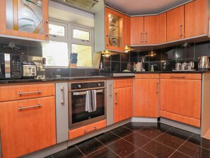 Fridge, dishwasher, electric kettle, toaster - Bronte Cottage (Keighley)