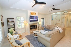 Smart TV, libri, impianto stereo