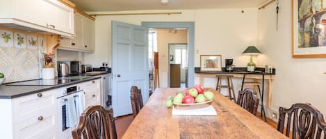 Kjøleskap, oppvaskmaskin, vannkoker og brødrister