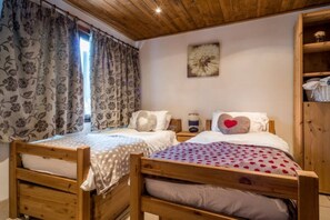 3 slaapkamers, een strijkplank/strijkijzer, reisbedje, gratis wifi