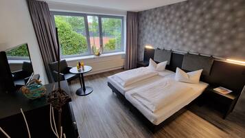 Premium-Doppelzimmer | Allergikerbettwaren, Zimmersafe, Schreibtisch, BettwÀsche