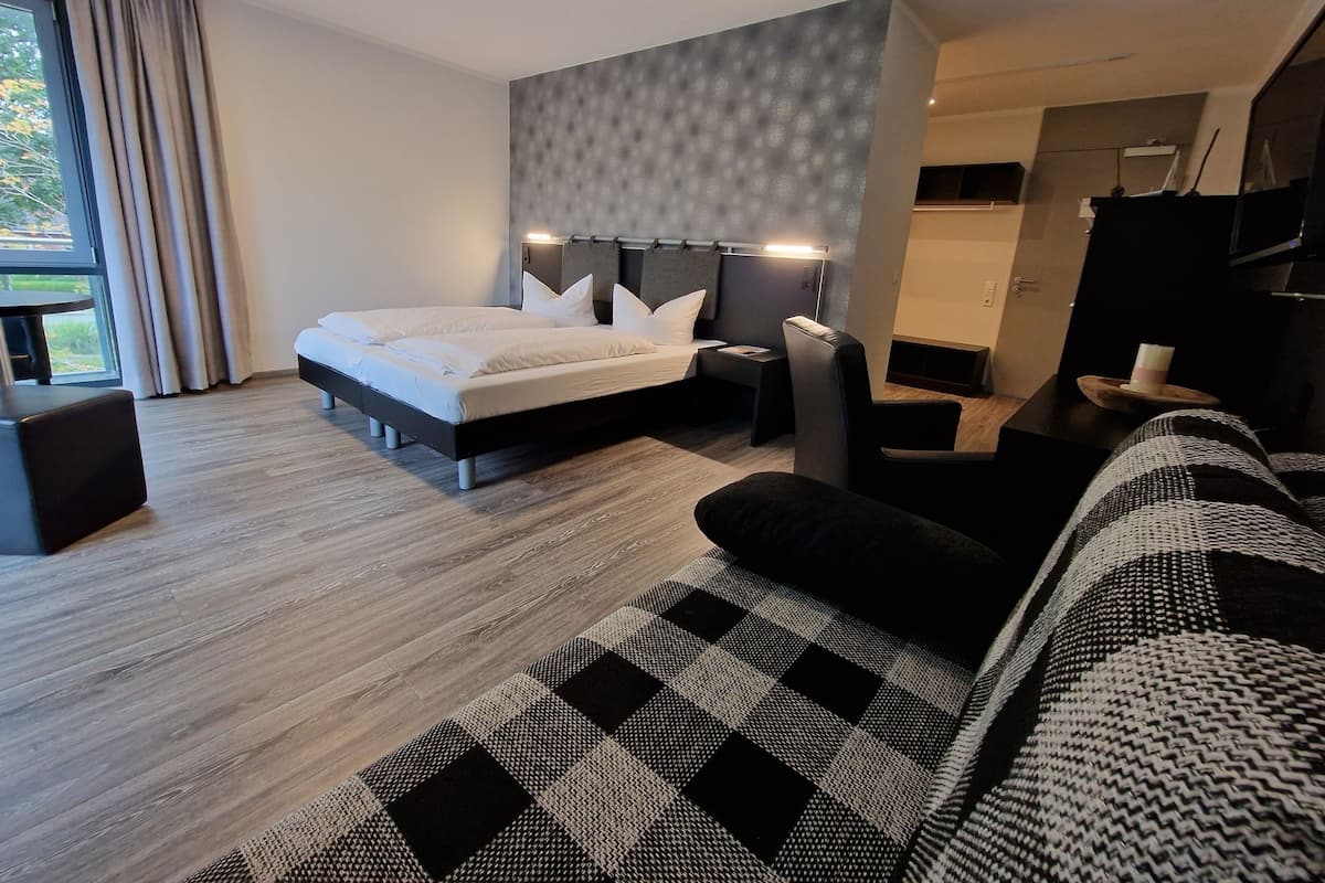 Ropa de cama hipoalergénica y caja de seguridad en la habitación 