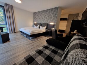 Familieværelse til 3 personer | Allergivenligt sengetøj, pengeskab på værelset, skrivebord, sengetøj