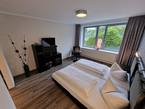 Premium Double Room | Hypo-allergenic bedding, in-room safe, desk, bed sheets - Nordic Avantage Hotel (Kiel)