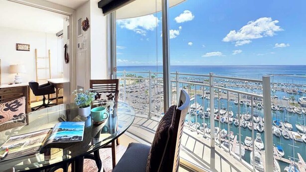 Ein Balkon mit Blick auf einen Yachthafen und den Ozean.