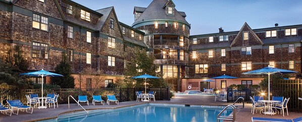 Alberca techada y alberca al aire libre