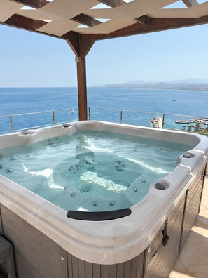 Outdoor spa tub - Manificus Villa IV, with Heated Pool (Pantanassa, Heraklion)