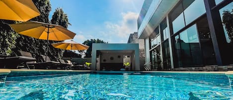 Una piscina al aire libre