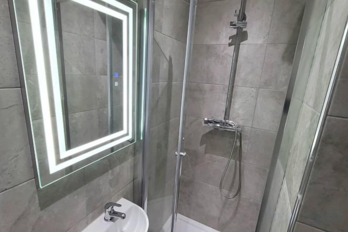 Shower, rainfall showerhead, free toiletries, hair dryer (on request)