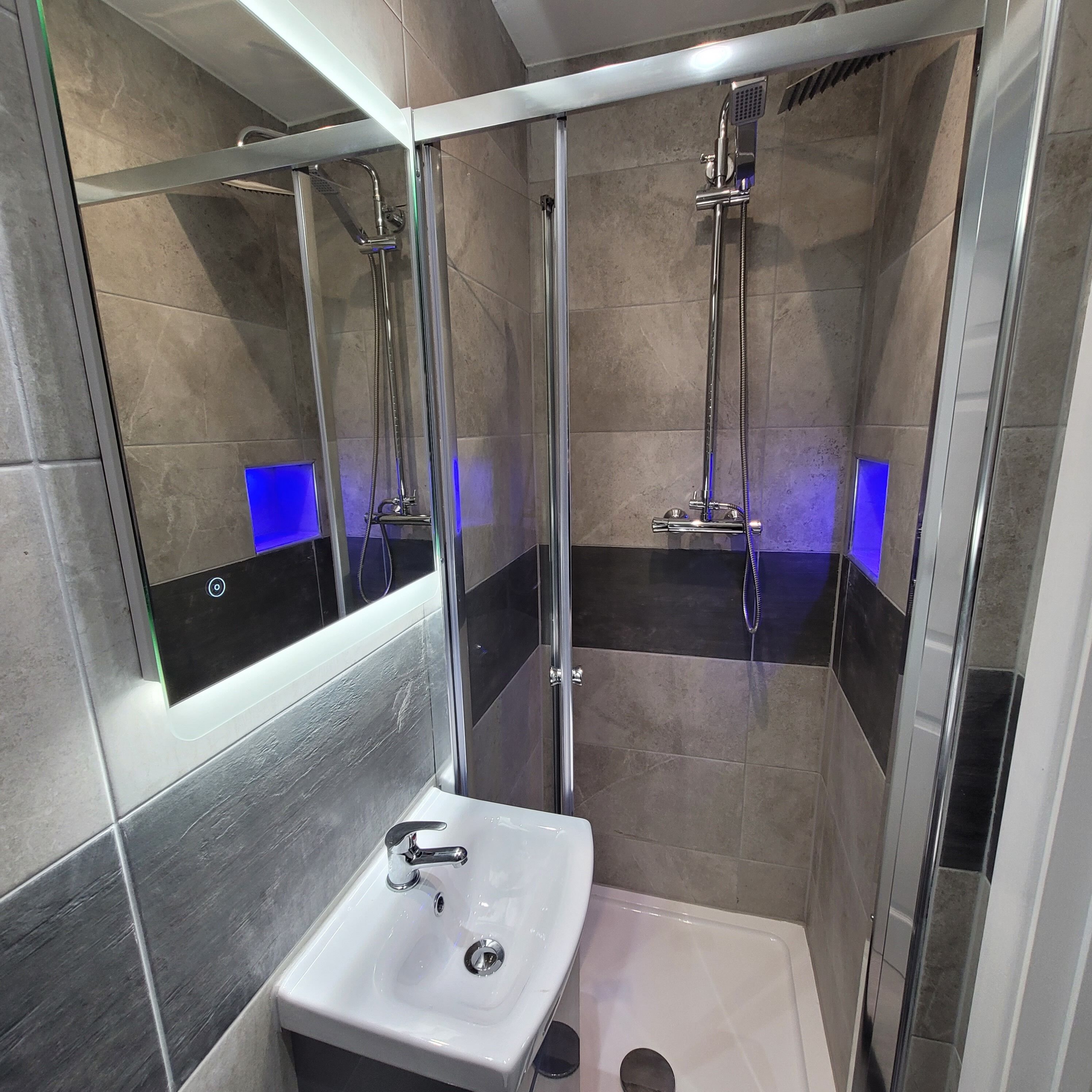 淋浴设施、大花洒淋浴喷头、免费洗浴用品、吹风机