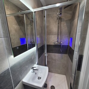 Douche, douche cascade, articles de toilette (gratuits)