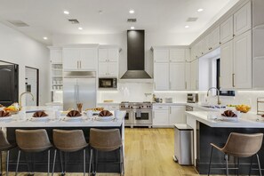 Fridge, microwave, oven, dishwasher - Stallion Estate Lazy River, Bowling & Theater (Indio)