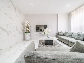 Comfort-Apartment | Wohnbereich | 55-Zoll-Smart-TV mit Kabelempfang, Fernseher