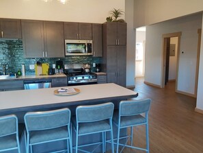 Frigorifero, microonde, forno, piano cottura