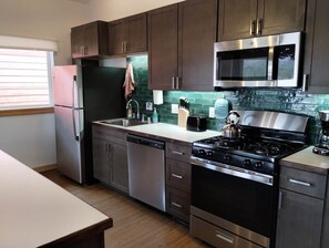 Refrigerador, microondas, horno y parrilla de estufa 