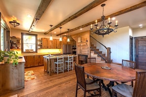 Dining - Close to Wolf Creek, Private San Juan River Frontage, Quiet! A/C (Pagosa Springs)