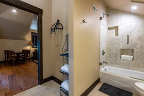 Douche, sèche-cheveux, serviettes fournies