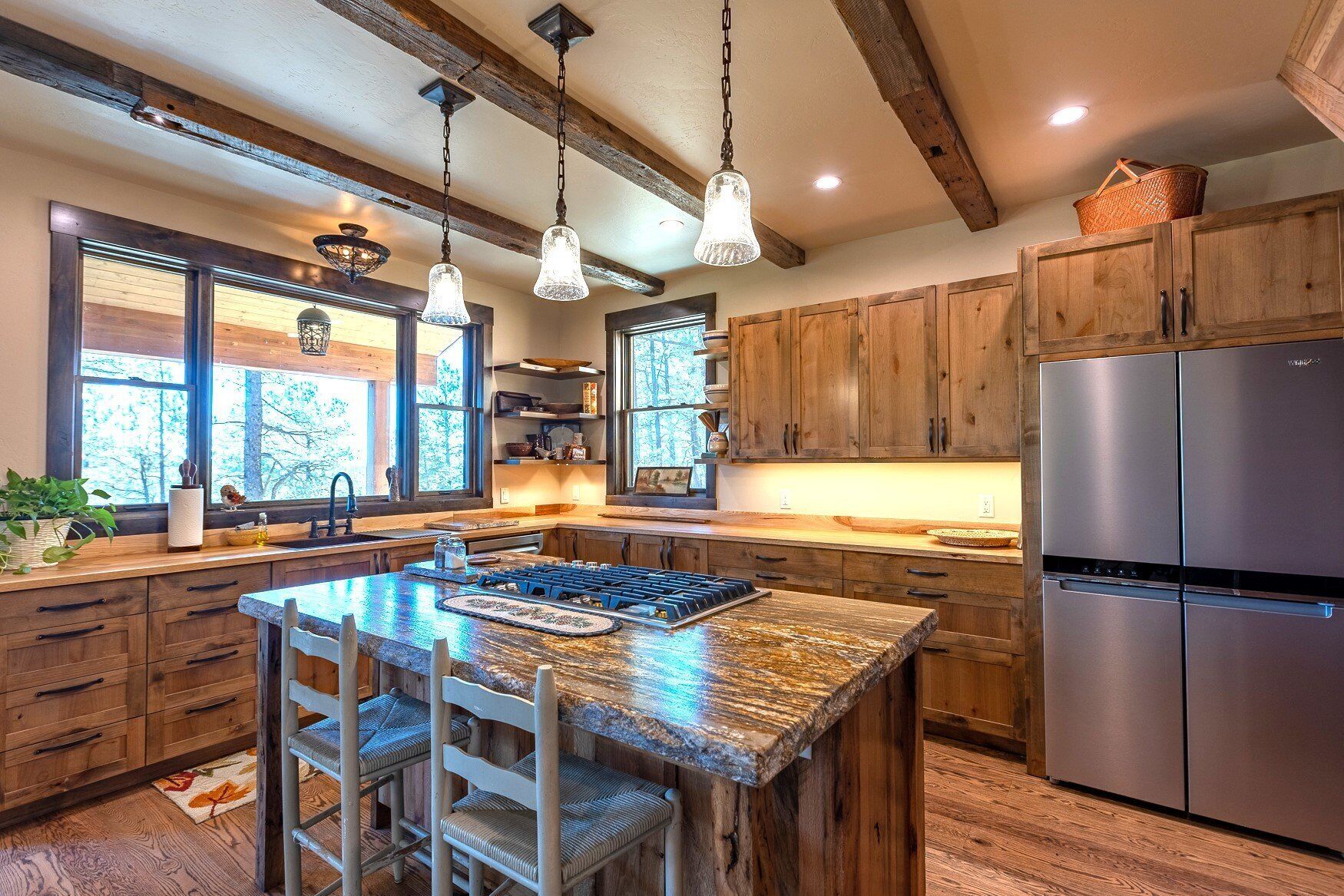 Réfrigérateur, four à micro-ondes, un four, surface de cuisson