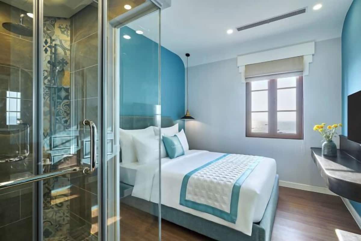 Minibar, in-room safe, blackout curtains, free WiFi