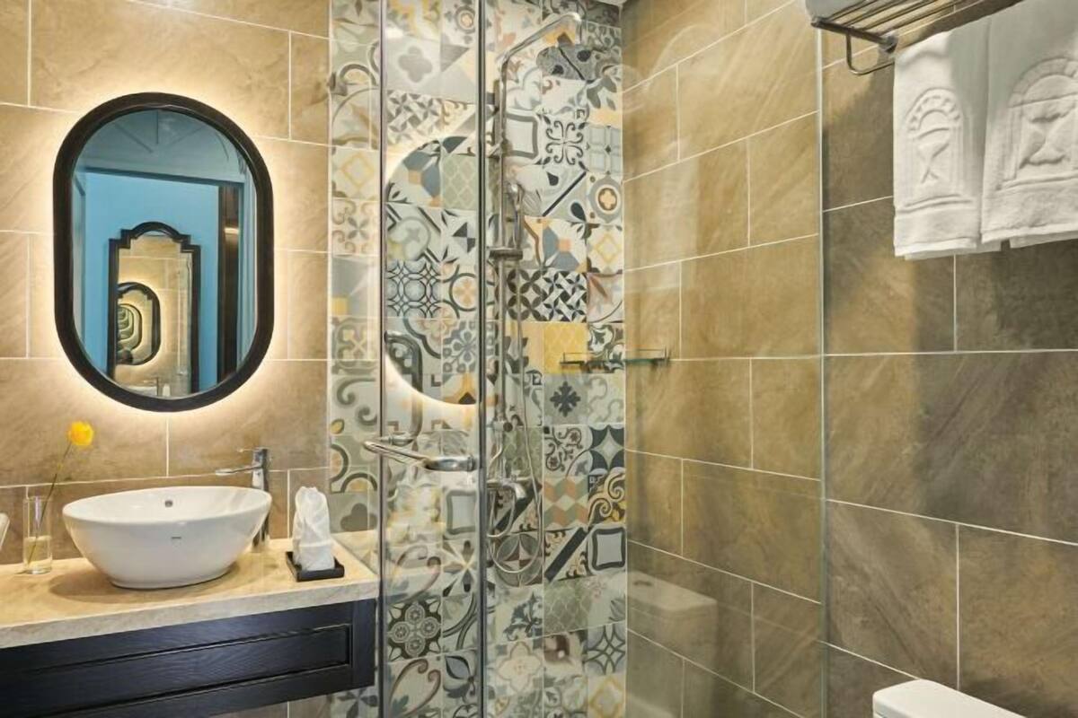Badezimmer | Duschwanne, Regendusche, Haartrockner, Bademäntel