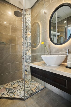 Combined shower/bathtub, rainfall showerhead, hair dryer, bathrobes - Times Corner Sorrento Boutique Hotel (Phu Quoc)
