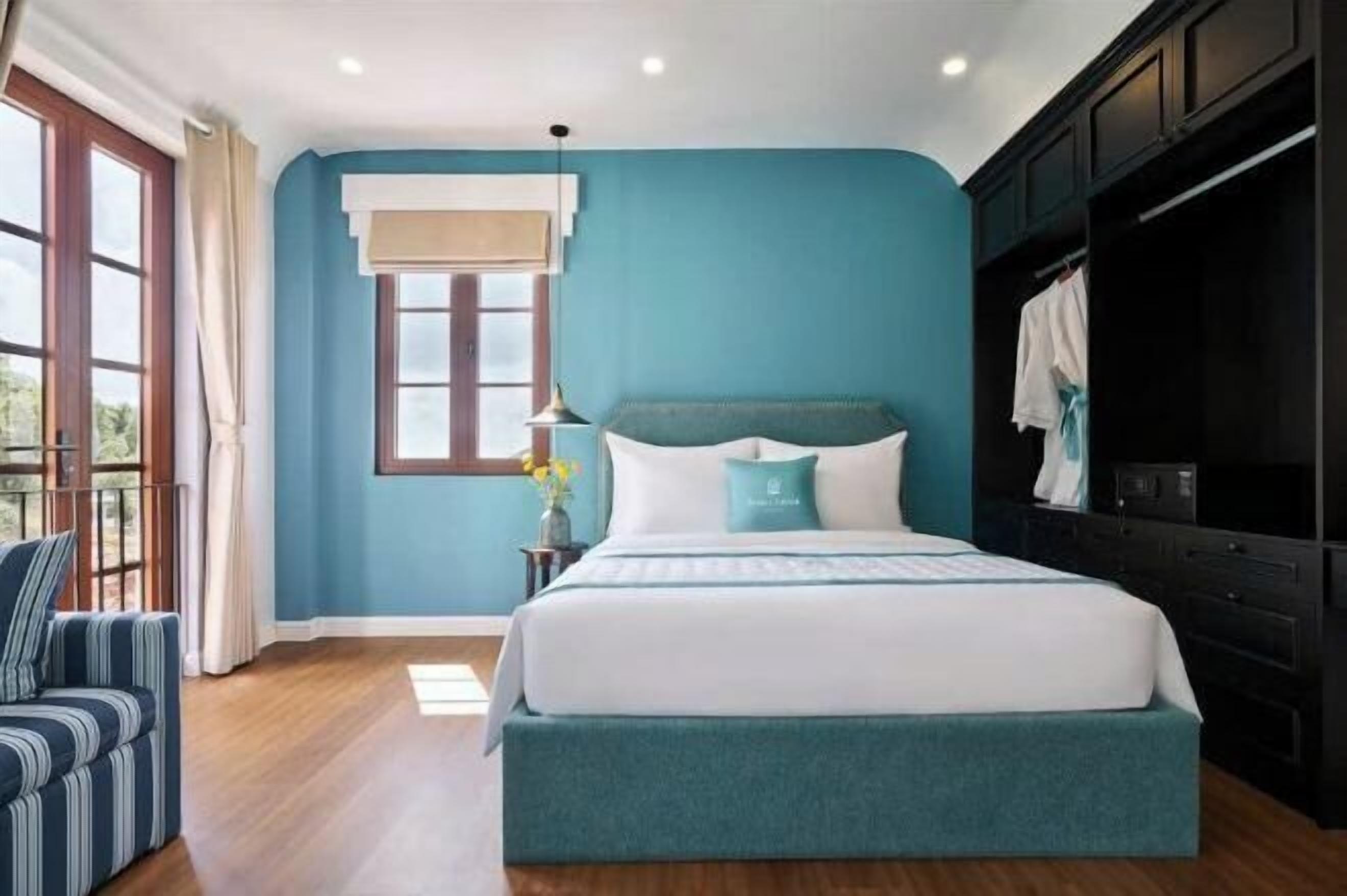 Minibar, in-room safe, blackout drapes, free WiFi