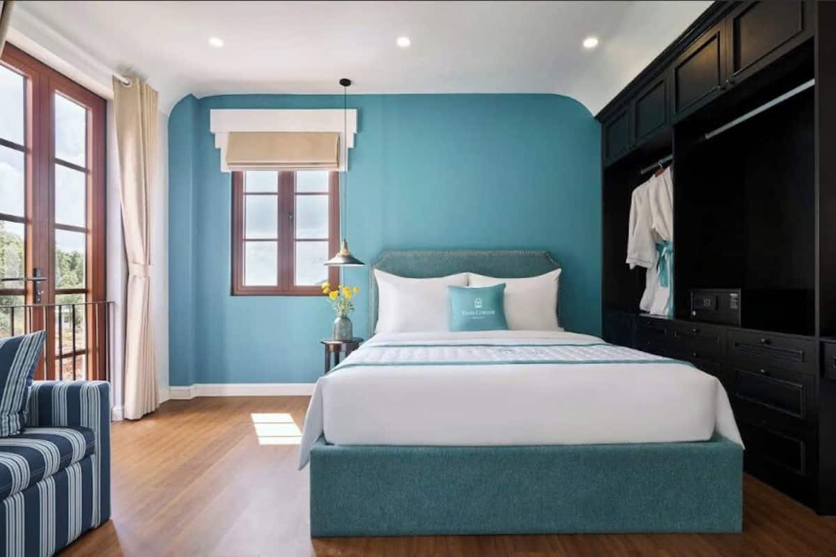 Deluxe Double or Twin Room, Partial Sea View | Minibar, in-room safe, blackout drapes, free WiFi