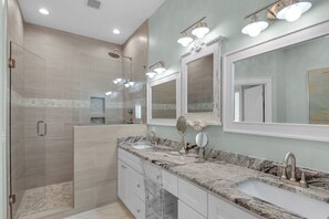 Combined shower/tub, hair dryer, towels