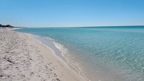 Una spiaggia nelle vicinanze