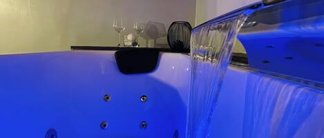 Dusche, Whirlpool, Haartrockner, Bidet