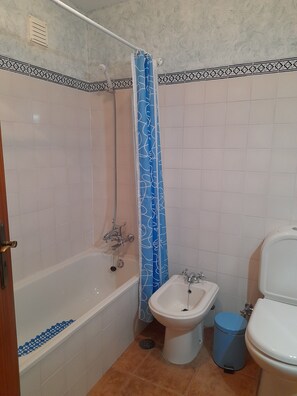 Ducha y bañera combinadas, secador de pelo, bidé y toallas