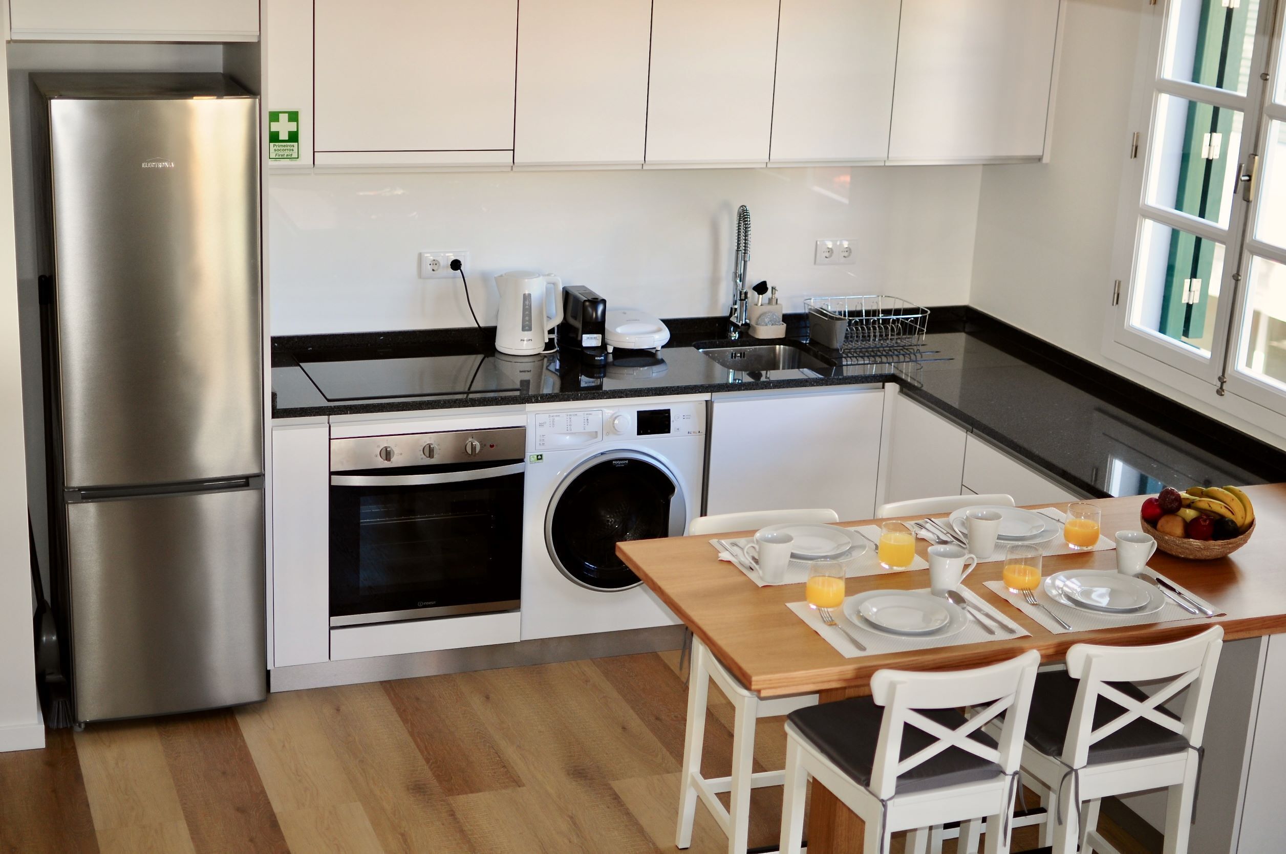 Kylskåp, ugn, spishäll och kaffe- och tebryggare