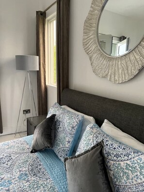 3 slaapkamers, een strijkplank/strijkijzer, gratis wifi, beddengoed