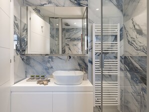 Douche, séchoir à cheveux, serviettes fournies, savon