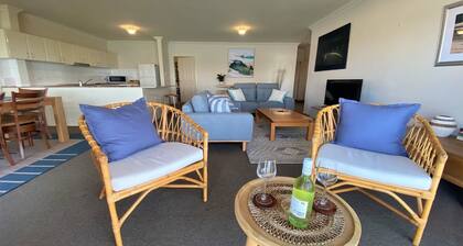 Estuary - Estuary - Chasing water views? TOP floor unit certainly delivers this & more!