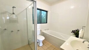 Bathtub, hair dryer, towels - Estuary - Estuary - Chasing water views? TOP floor unit certainly delivers this & more! (Nambucca Heads)
