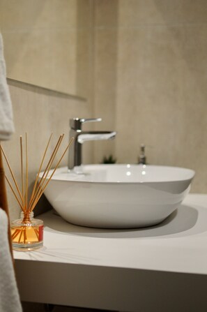 Douche, sèche-cheveux, serviettes fournies, savon