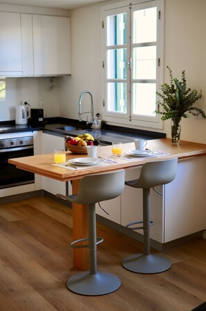 Réfrigérateur, four, plaque de cuisson, cafetière/bouilloire