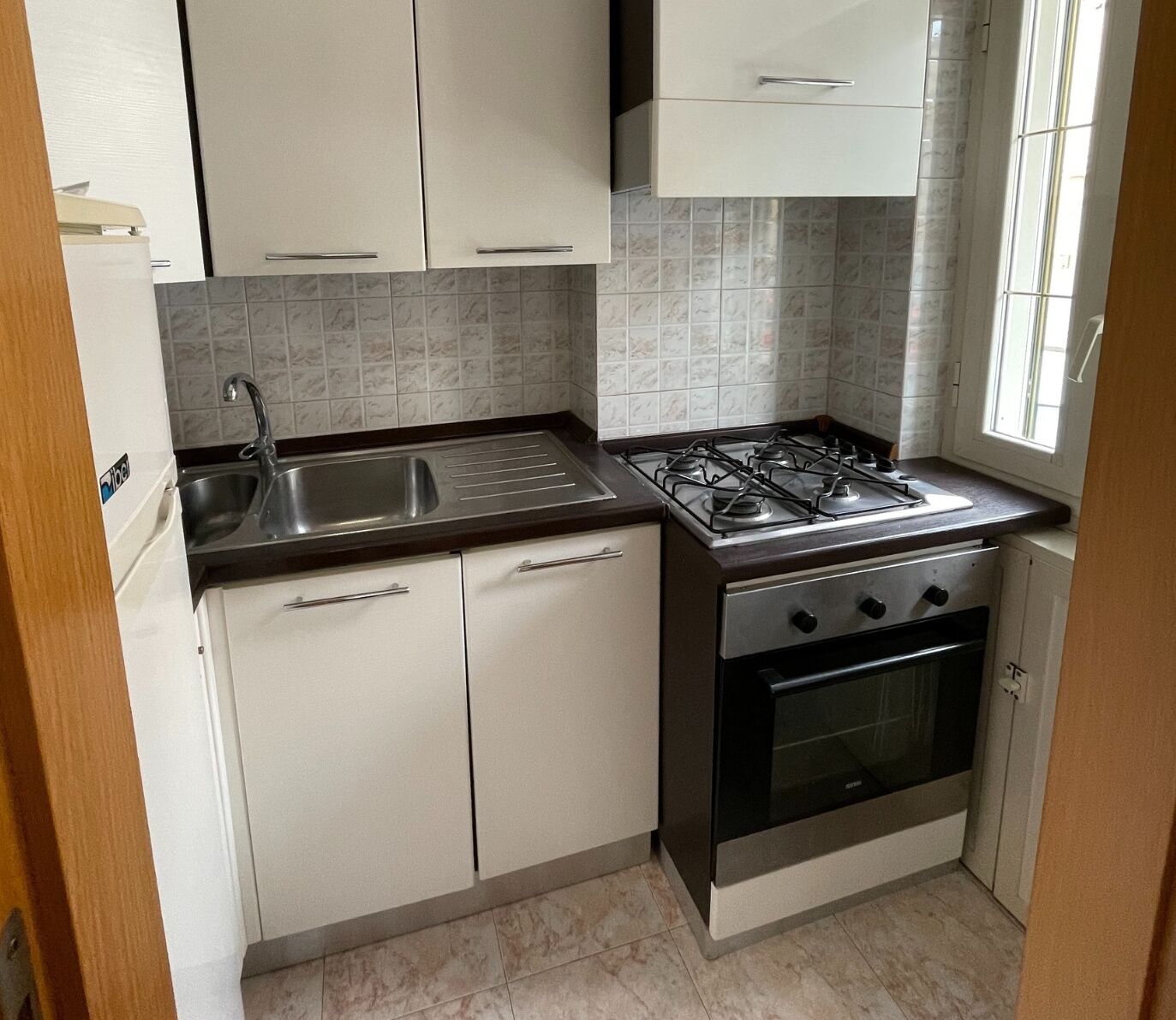 Fridge, oven, stovetop, coffee/tea maker