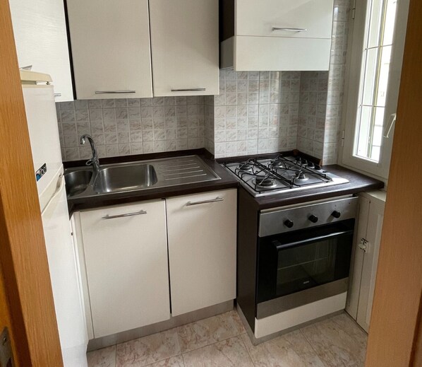 Kühlschrank, Ofen, Herdplatte, Wasserkocher mit Kaffee-/Teezubehör