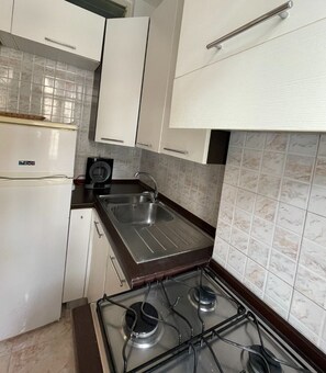 Kühlschrank, Ofen, Herdplatte, Wasserkocher mit Kaffee-/Teezubehör