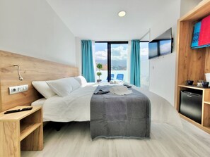 Dobbeltrom – elite | Dundyner, minibar, safe på rommet og skrivebord