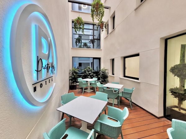 Buffet déjeuner gratuit tous les jours