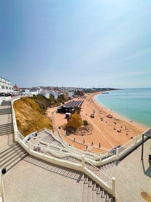 Playa en los alrededores y toallas de playa 