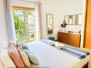 1 室のベッドルーム、セーフティボックス (室内)、アイロン / アイロン台、旅行用ベビーベッド